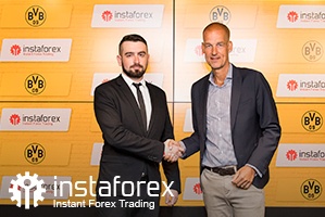 Direktur Pengembangan Bisnis InstaForex untuk Asia Roman Tcepelev dan CEO dari Borusssia Carsten Cramer berjabat tangan untuk memulai kemitraan baru